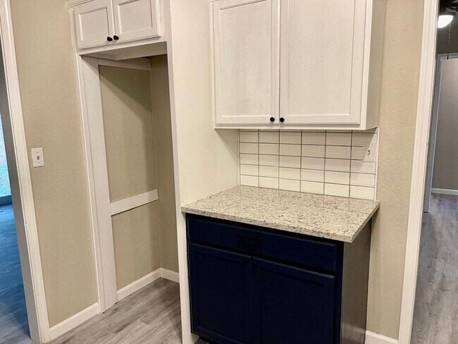 Foto del edificio - COMPLETE REMODEL - 3 BED 2 BATH 2 CAR - LO...