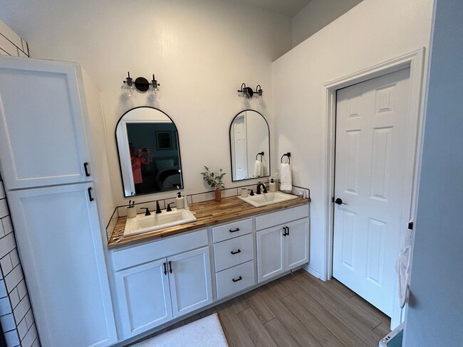 Foto del edificio - 1303 Bayou Woods Dr