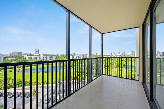 Foto del edificio - 20301 W Country Club Dr