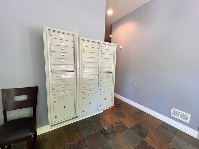 Foto del edificio - 2 Bed + 2 Bath Condo in the Belmont District Portland ~ Secured Garage Parking, Washer & Dryer in...