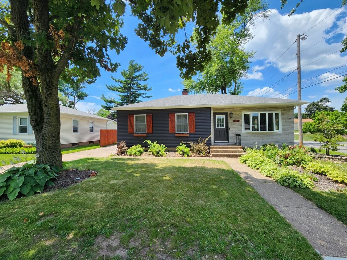 4 Bedroom in East Moline MUST SEE!!! - 4 Bedroom in East Moline  MUST SEE!!!