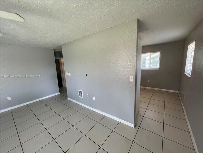 Foto del edificio - 2415 NW 82nd St