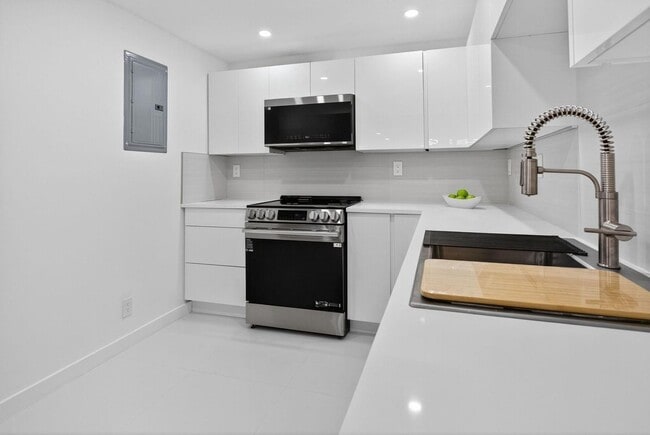 Building Photo - 525 N Ocean Blvd