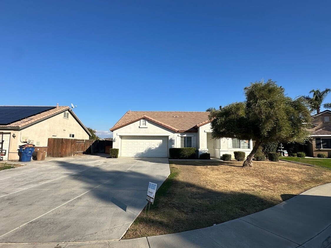 Building Photo - 4-bedroom, 2-bathroom home nestled in a pe...