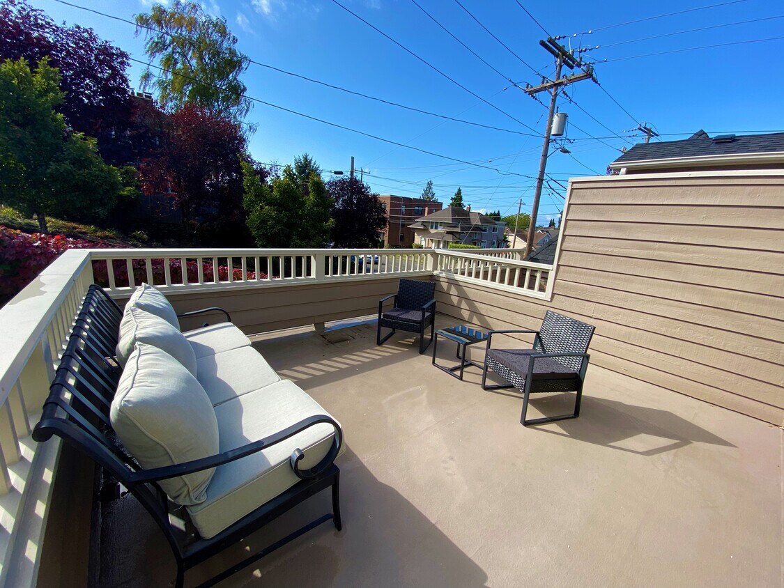 Private deck - 1800 10th Ave W