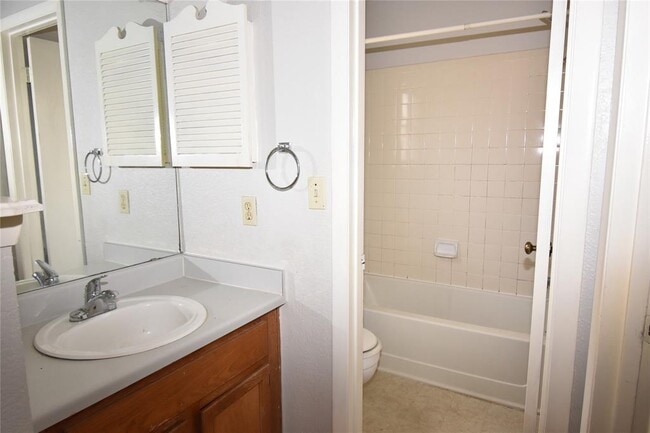 Building Photo - 2114 Cedar Bend Dr