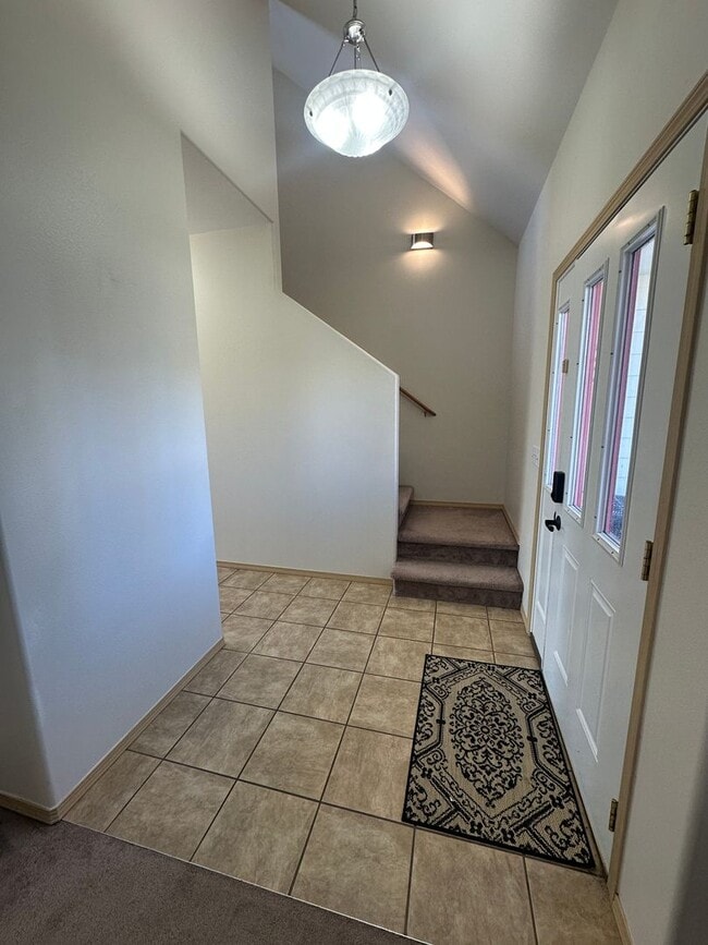 Building Photo - 5 Bedroom Home! Available now.