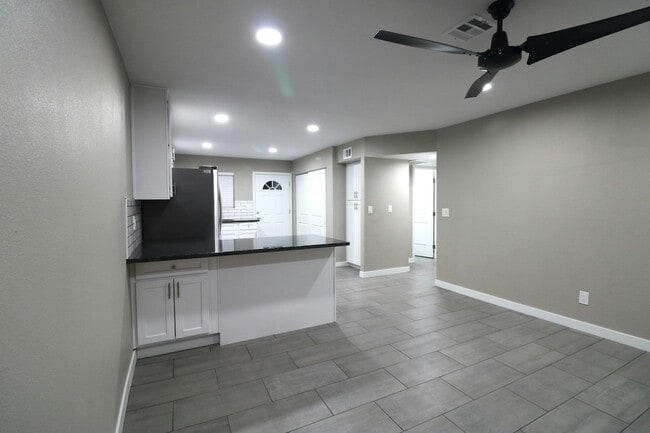 Building Photo - 1 N Naco Way