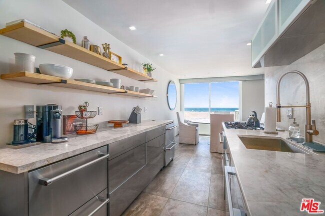 Foto del edificio - 723 Palisades Beach Rd