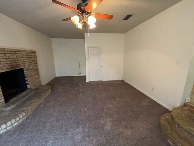 Building Photo - 304 Oak St