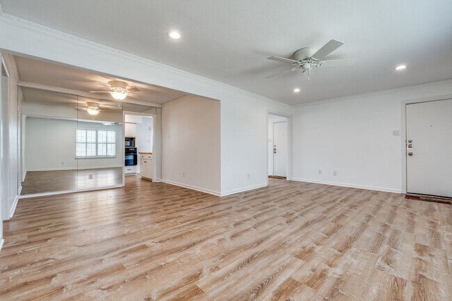 Foto del edificio - 5833 Birchbrook Dr