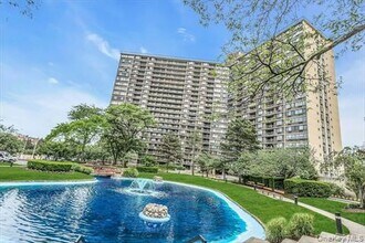 Building Photo - 2 Bay Club Dr