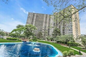 Building Photo - 2 Bay Club Dr