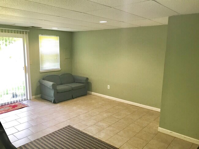 Building Photo - 121 E Gate Ln