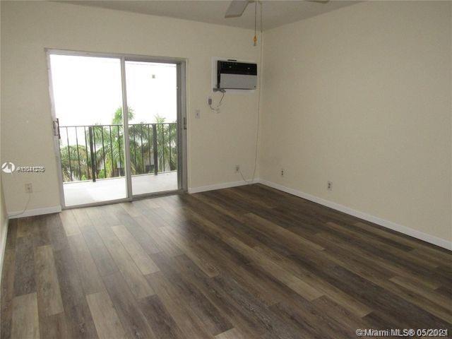 Building Photo - 3000 Riomar St