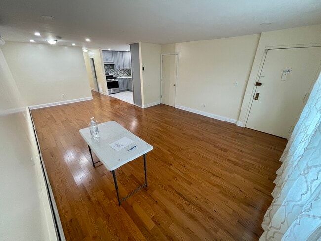 Building Photo - 990 E 59th St