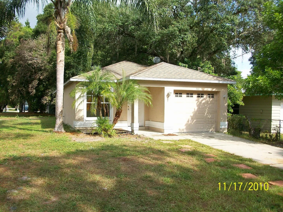 Foto principal - 3 bedroom, 2 bathroom Sarasota home, plus ...