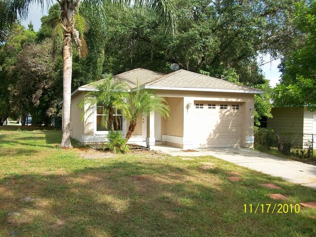 Foto del edificio - 3 bedroom, 2 bathroom Sarasota home, plus garage and beautiful lot, conveniently located near Dow...