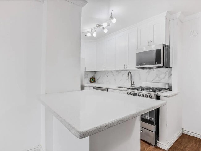 Building Photo - 185 Hall St