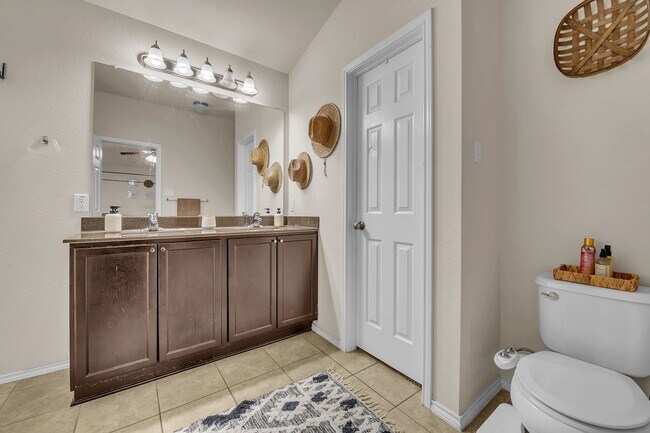 Foto del edificio - 4 bedroom/2 bath/2 Car Garage - Beautiful ...