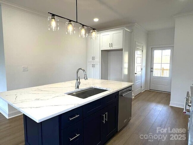 Foto del edificio - 8070 Blackwood Rd