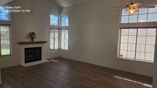 Foto del edificio - 16143 Firestone Ln