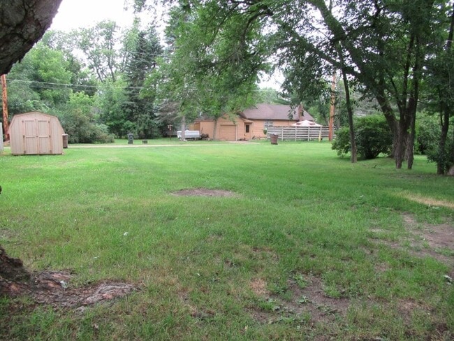 Building Photo - 3 bedroom, 1 bath. Large yard with large s...