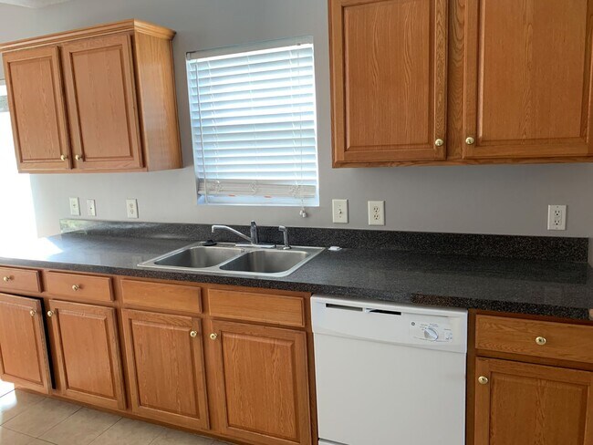 Building Photo - 4 Bedroom, 2 Bath, Pet Friendly Home in Be...