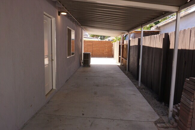 Foto del edificio - 7539 Enfield Ave