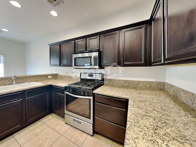Foto del edificio - 1033 Maple Pines Ave