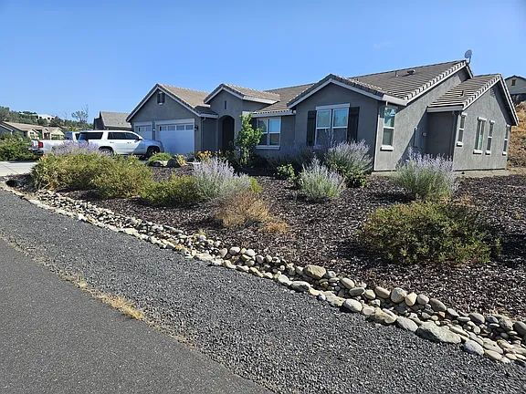 Building Photo - "Charming Copperopolis Retreat: Spacious 3-Bedroom Haven with 2.5 Baths & Cozy Fireplace!"