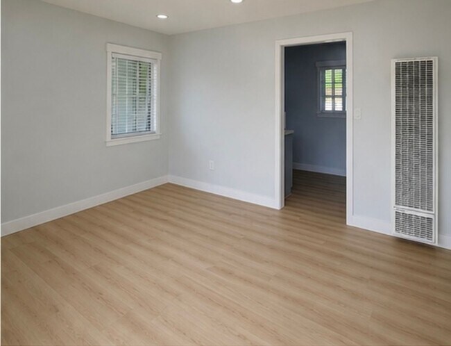 Foto del edificio - Bright & Spacious 1 Bedroom + 1 Bath with Private Yard & In-Unit Laundry