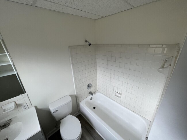 Building Photo - 209 N Woodland Dr