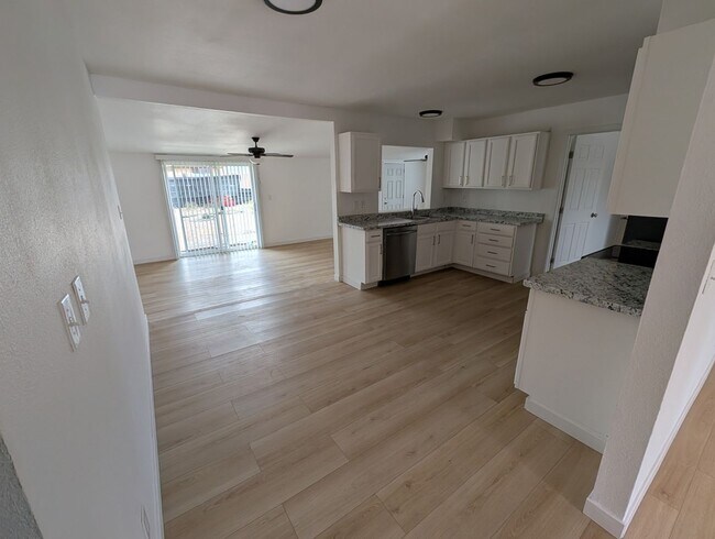 Foto del edificio - Newly Renovated 4 Bedroom 2 Bath Home In Great Peoria Location