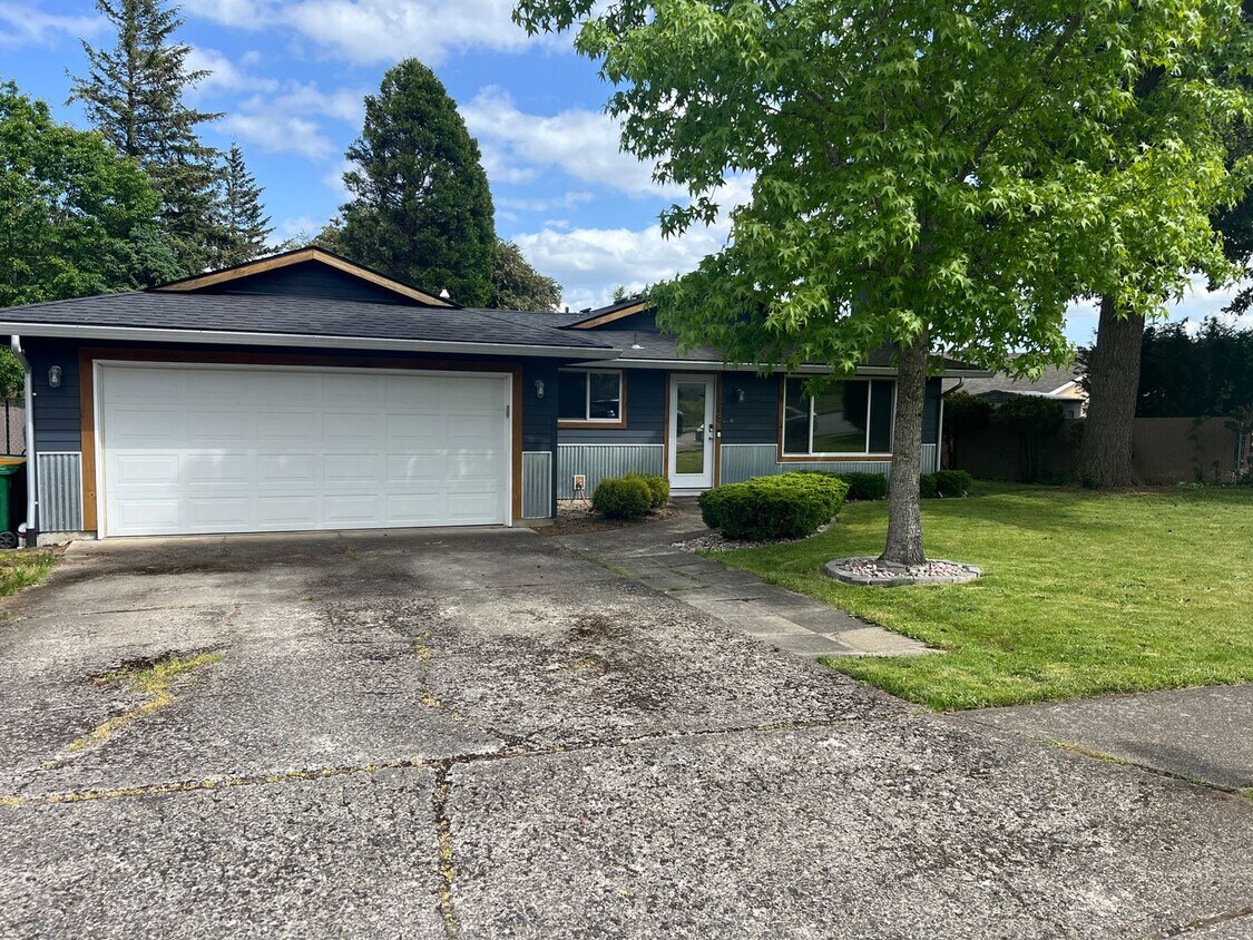 Foto principal - Remodeled 3 Bedroom Troutdale Home