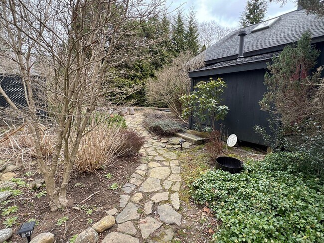 Foto del edificio - 592 Horse Pond Rd