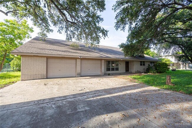 Building Photo - 2019 School Ln