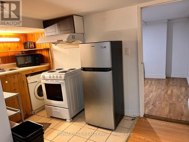 Building Photo - 86 Madelaine Ave