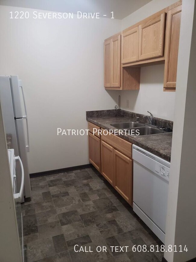 Building Photo - 1 bedroom/ 1 bath apartment in Sun Prairie...