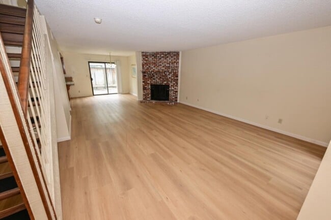 Building Photo - 4718 E Alamos Ave