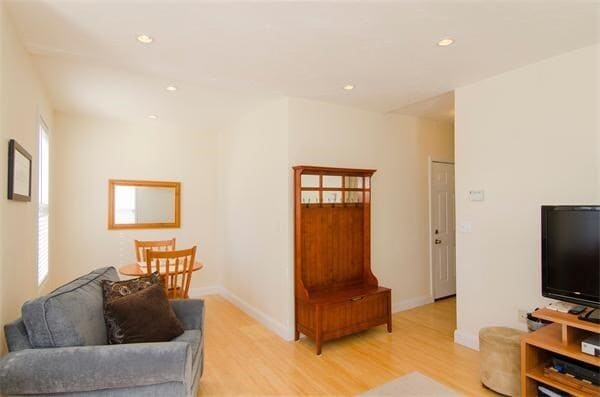 Building Photo - 154 Boylston St