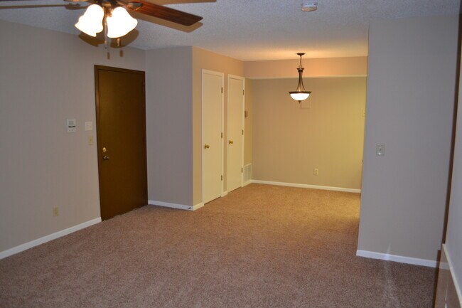 Building Photo - 464 Woodside Trail