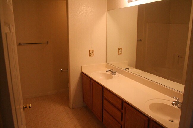 Foto del edificio - 2 Bed, 2 Bath, downstairs, 1 Story Unit, 1...