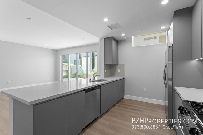 Building Photo - 1223 Hayworth Ave