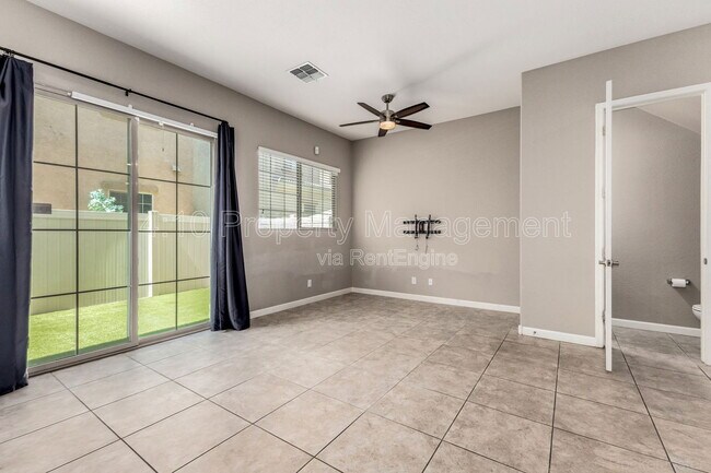 Foto del edificio - 1367 S Country Club Dr