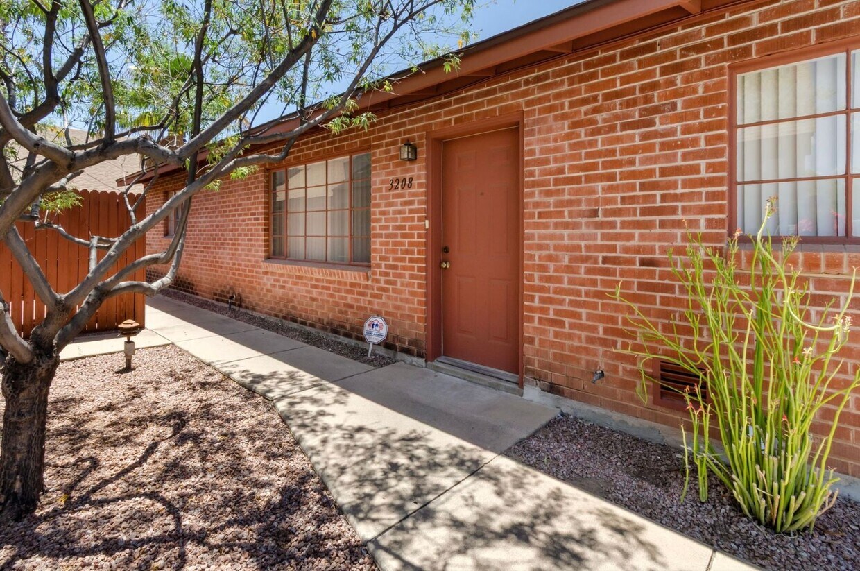 Foto principal - Charming Townhome near UA