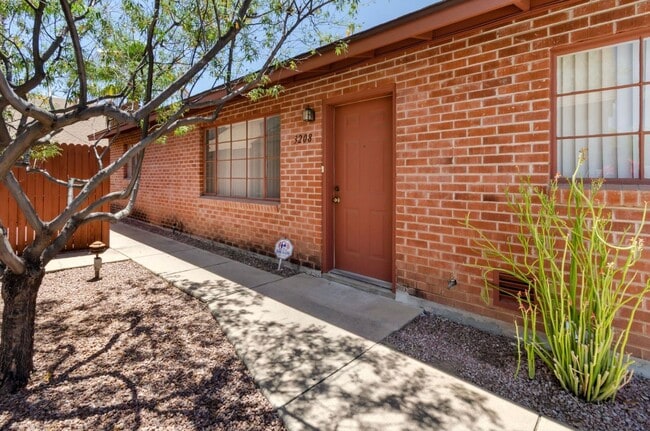 Building Photo - Charming Townhome near UA