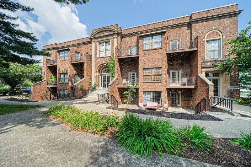 Primary Photo - 325 Plantation St