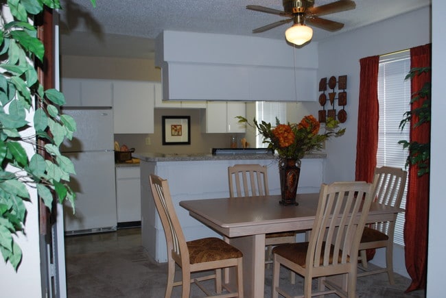 A table for four - Sun Colony Apartments