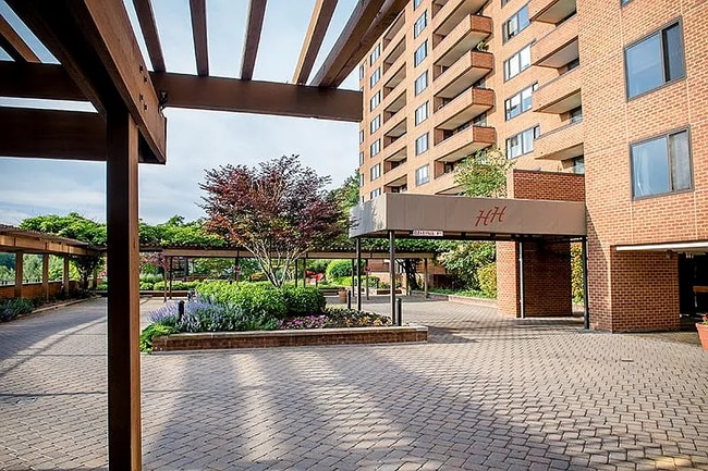 Foto del edificio - 111 Hamlet Hill Rd